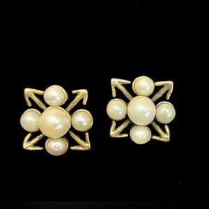MMA Metropolitan Museum of Art Gold Tone
Pearl Earrings 1985 •Vintage•Collection